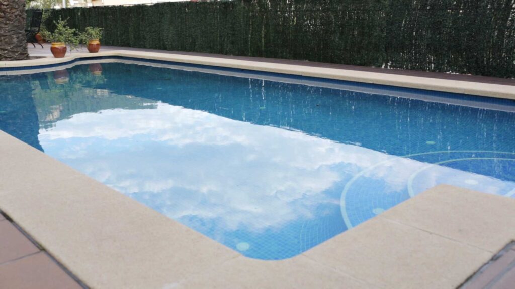Jak opravit uvolněnou skleněnou mozaiku v bazénu.