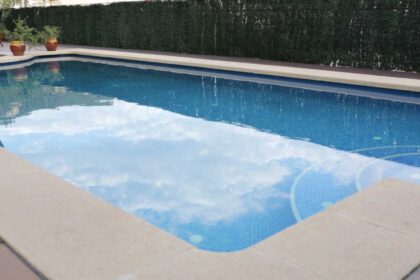 Jak opravit uvolněnou skleněnou mozaiku v bazénu.