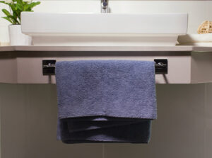 Jak umístit držák na ručníky na dlaždice bez vrtání otvorů