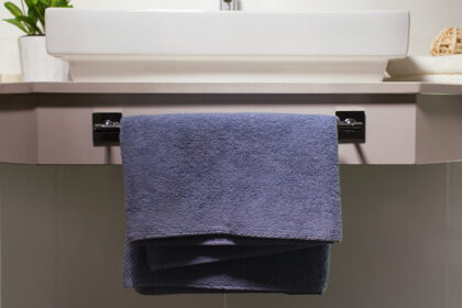 Jak umístit držák na ručníky na dlaždice bez vrtání otvorů